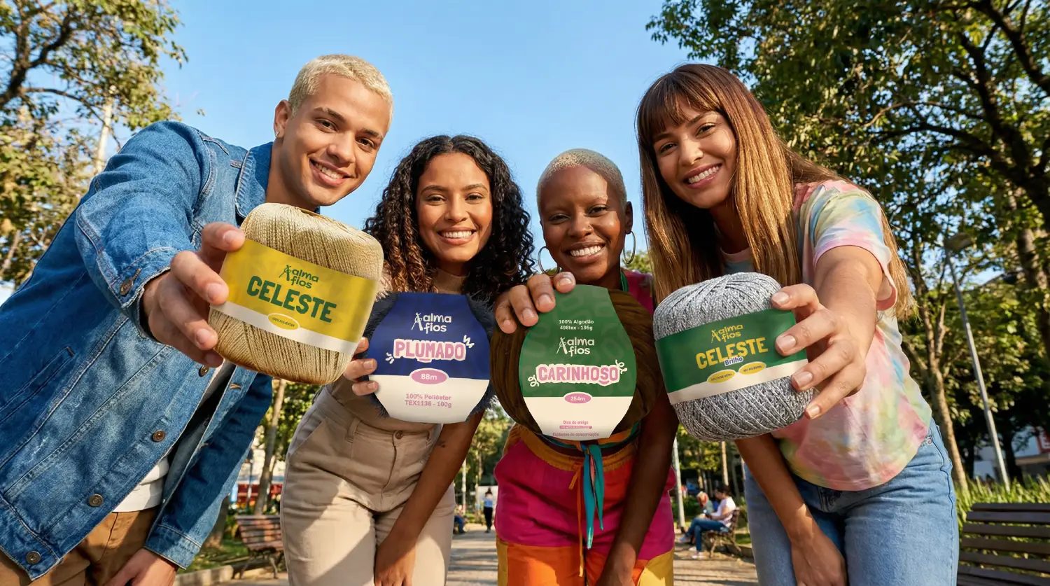 Pessoas segurando os fios Celeste, Plumado, Carinhoso e Celeste Brilho da AlmaFios